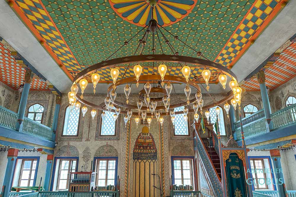Sehenswürdigkeit in Travnik: die Bunte Moschee (auch Sarena Moschee oder Sulejmanija Dzamija), Gebetsraum mit Emporen