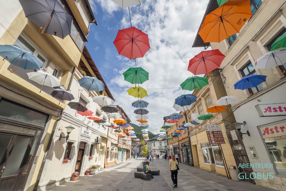 Travnik: Fußgängerzone Bosanska mit bunten Schirmen