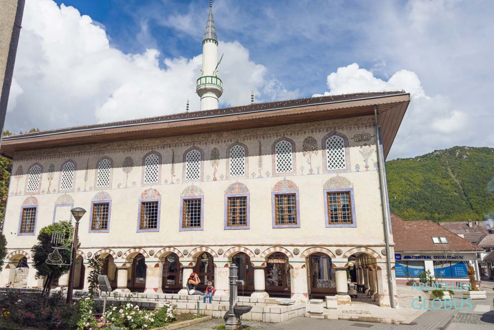 Sehenswürdigkeit in Travnik: die Bunte Moschee (auch Sarena Moschee oder Sulejmanija Dzamija), Arkandengang mit Geschäften