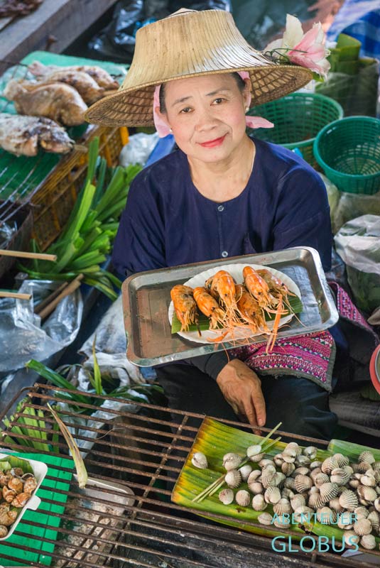 Verkäuferin im Boot auf dem schwimmenden Markt Taling Chan in Bangkok