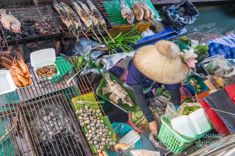 Grillstand auf dem schwimmenden Markt Taling Chan in Bangkok