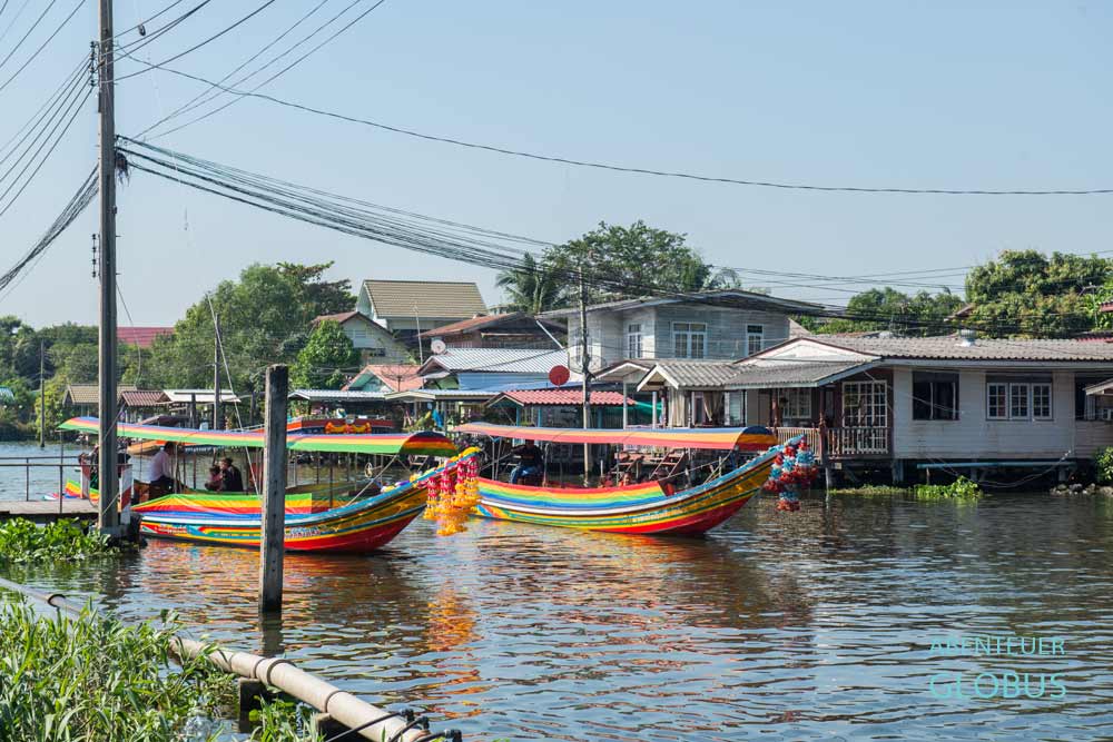 Boote auf dem Bangnoi Floating Market