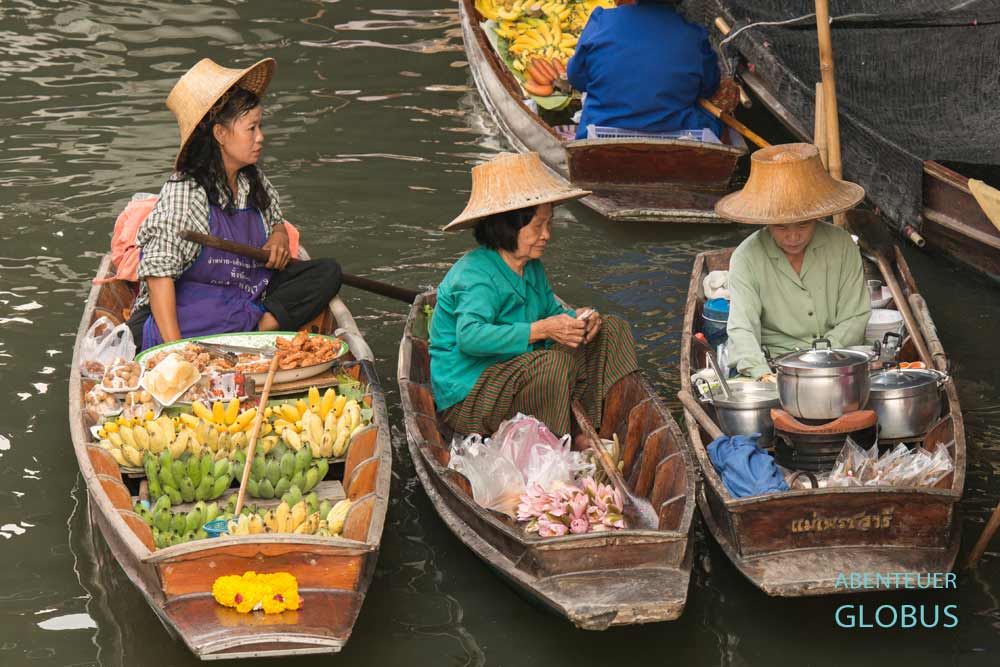 Schwimmender Markt in Bangkok: Boote mit Obst auf dem Bangnoi Floating Market