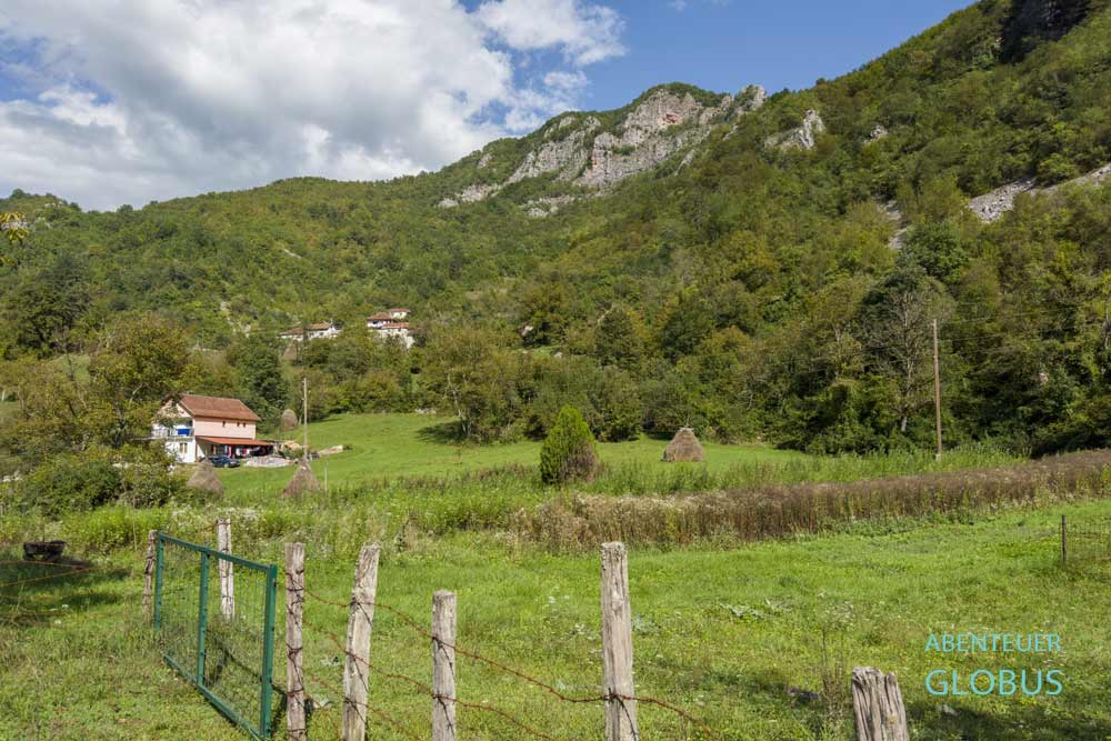 Bascica-Tal mit Dorf Idbar und Karstberge