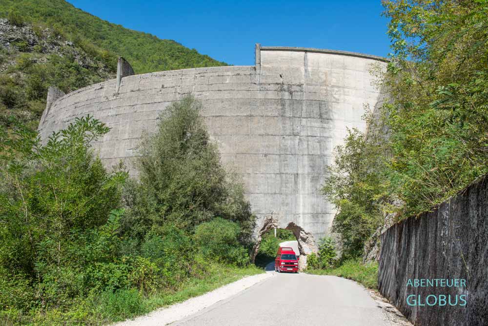 Anreise ins Bascica-Tal: Staumauer Idbar