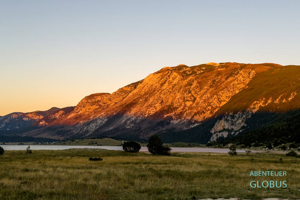 Naturpark Blidinje: Abendrot am See Blidinje Jezero und am Karstmassiv Cvrsnica 