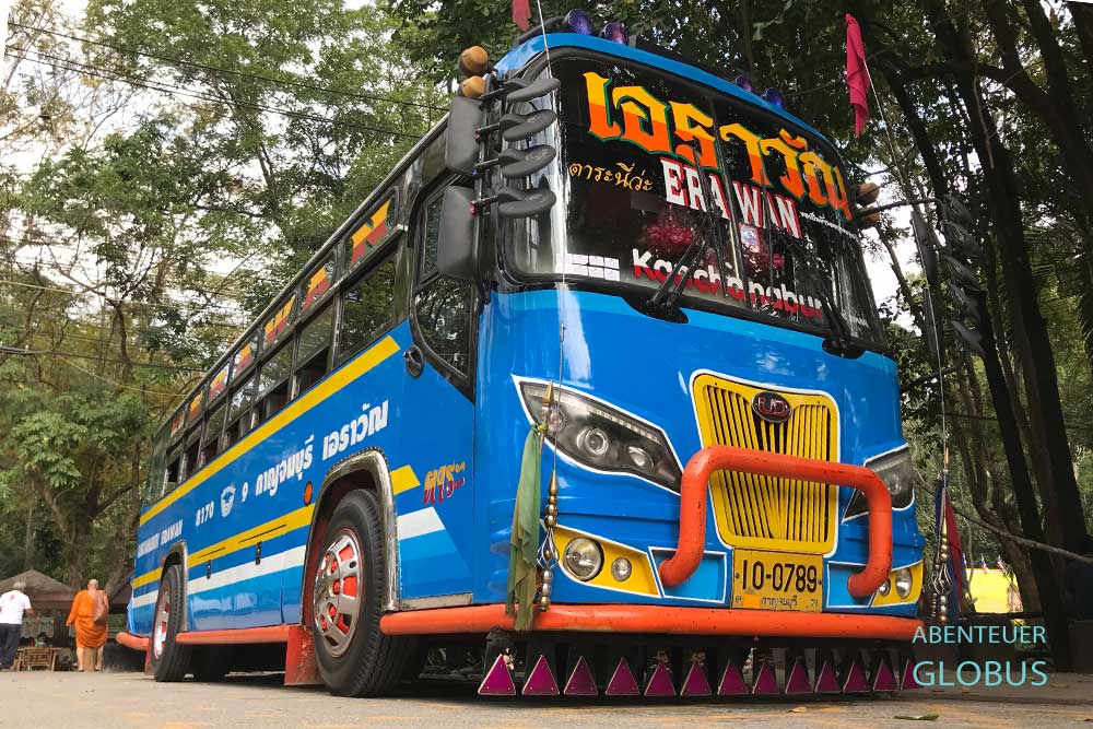 Diese bunten Busse fahren von Kanchanaburi zum Erawan-Wasserfall.
