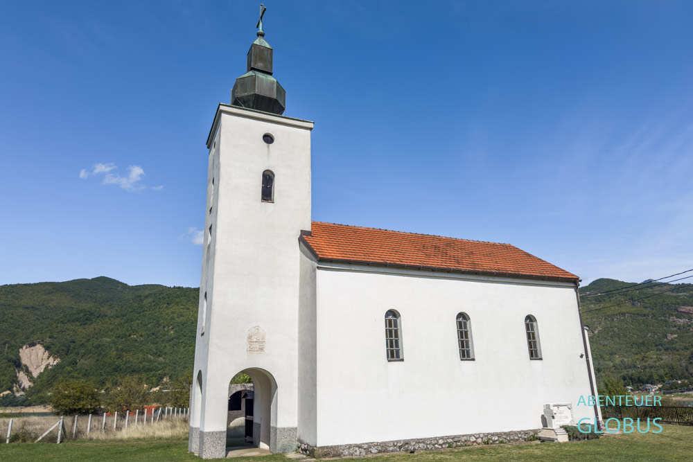 Celebici am See Jablanicko Jezero: orthodoxe Kirche auf einer Landzunge