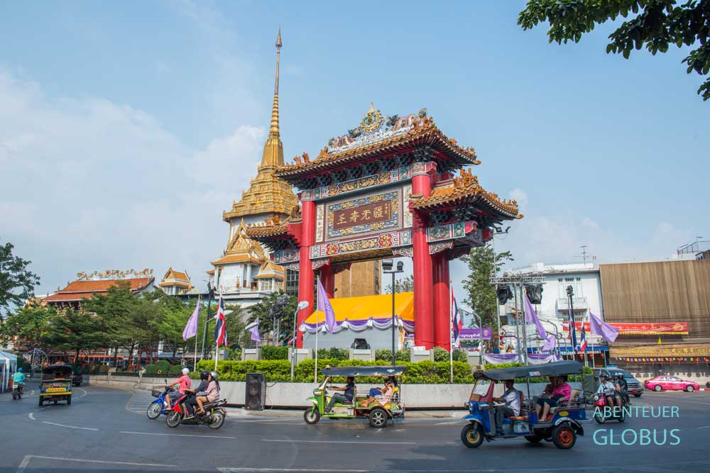 China Gate in Bangkok mit Tuk-Tuks im Vordergrund.