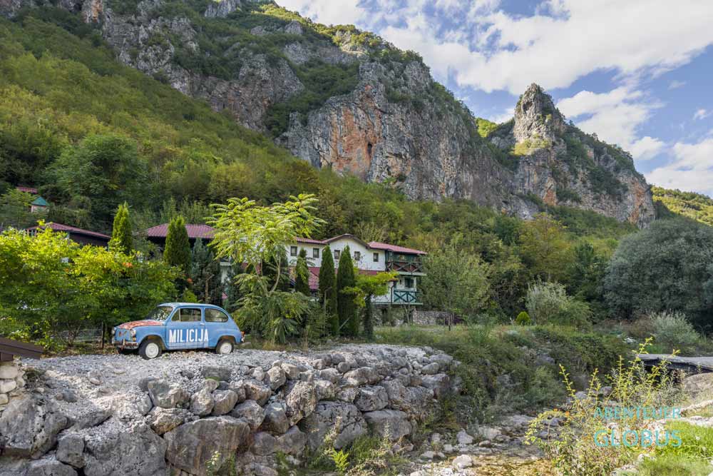 Tal Bascica mit Fluss Bascica, grünen Wäldern und Karstformationen
