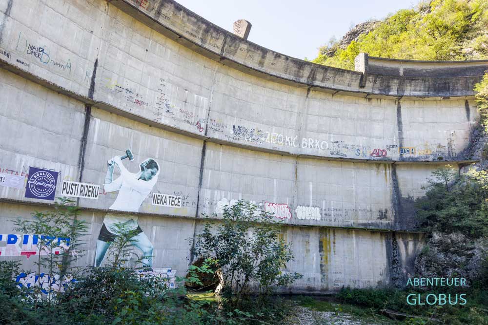 Bascica-Tal: Idbar-Staumauer und Fluss Bascica. Hier wurde die Weltpremiere des Films „Blue Heart“ gezeigt.