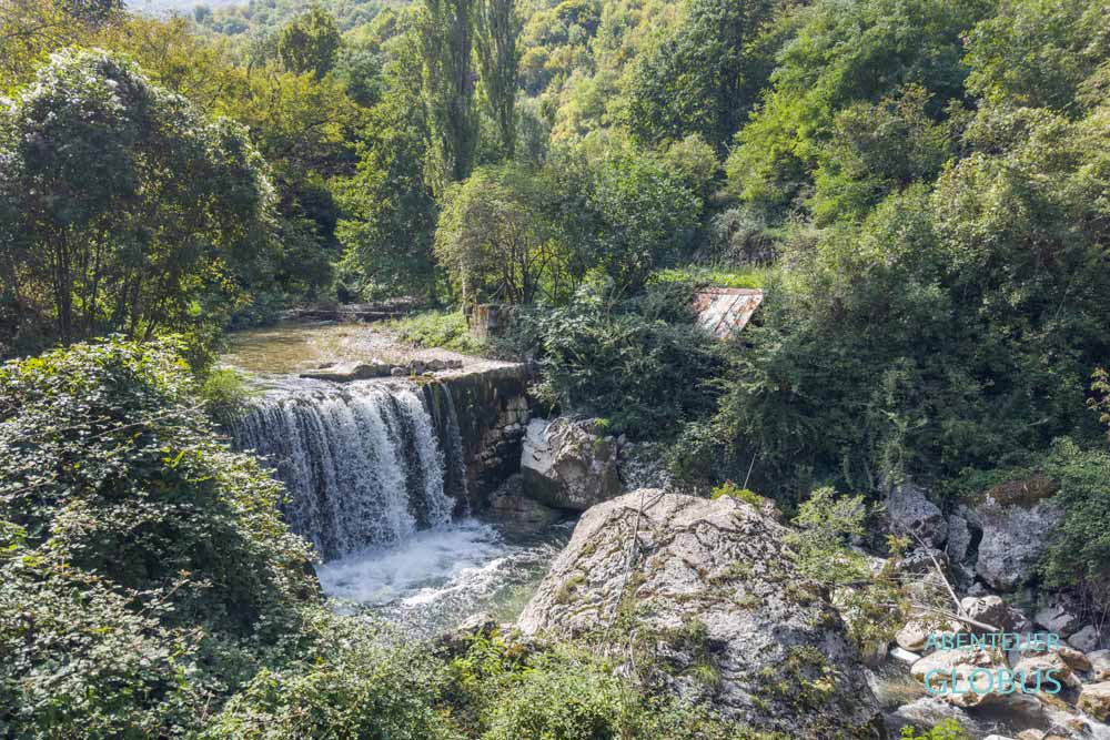 Wasserfall im Fluss Bascica im Bascica Tal