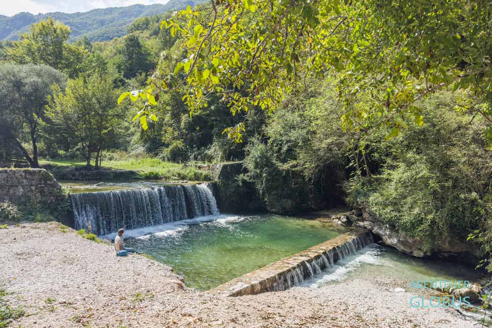 Baden im Bascica-Tal: Wasserfall und Naturpool