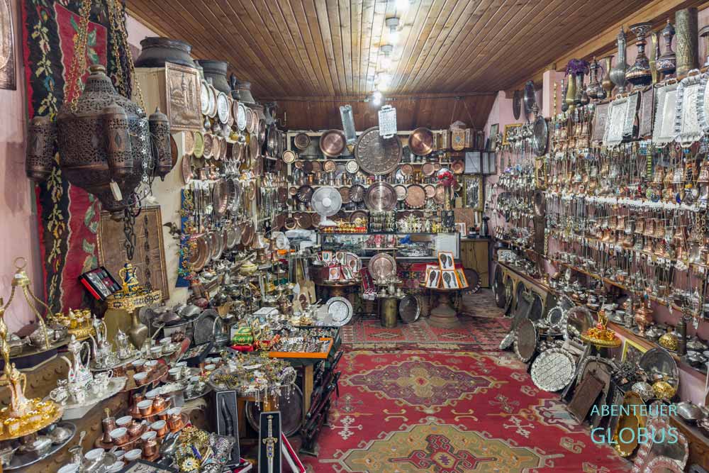 Altstadt Bascarsija in Sarajevo: Laden in der Gasse der Kupferschmiede (Kazandziluk)