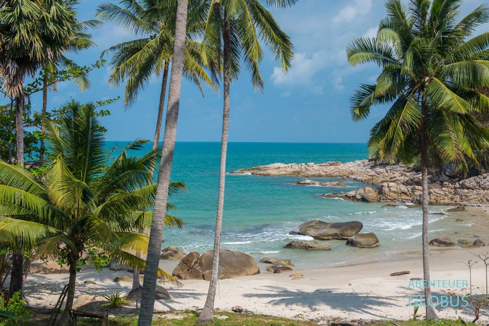 Sonnenschein mit ein paar Wolken im Juli am Palmenstrand auf Koh Phangan