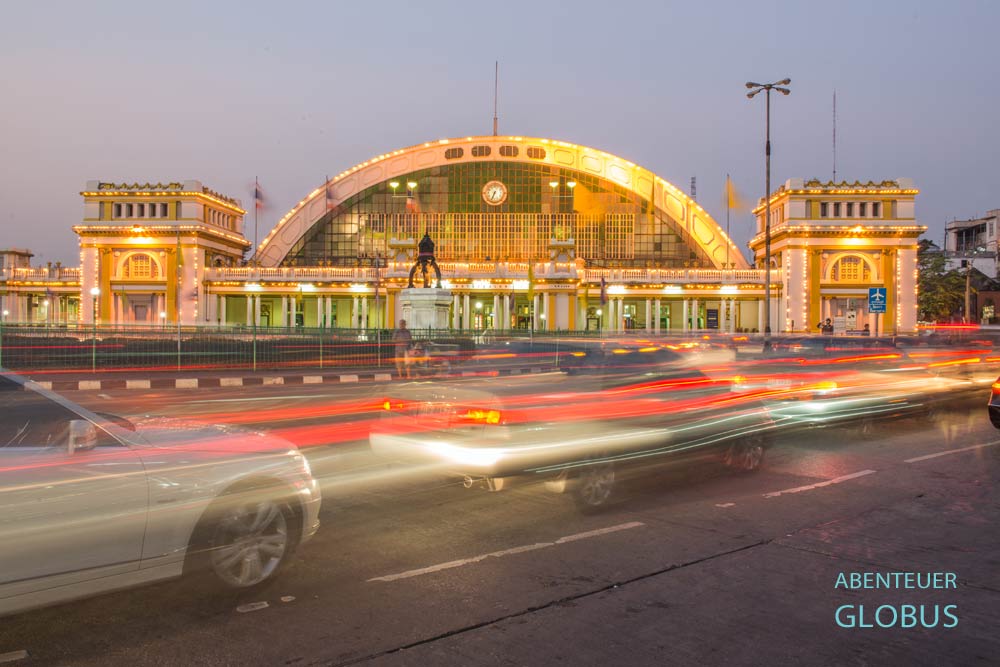 Der ehemalige Hauptbahnhof Hua Lamphong in Bangkok mit Autoverkehr im Vordergrund.