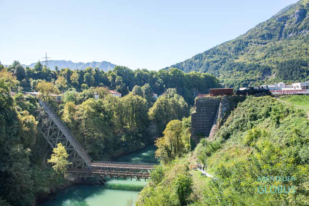 Ausflug vom Bascica-Tal nach Jablanica: Museum „Schlacht um die Verwundeten an der Neretva“ mit zerstörter Eisenbahnbrücke und Lokomotive mit einem Waggon 