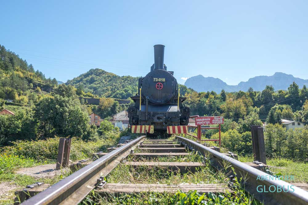 Lokomotive auf dem Gelände vom Museum „Schlacht um die Verwundeten an der Neretva“ 