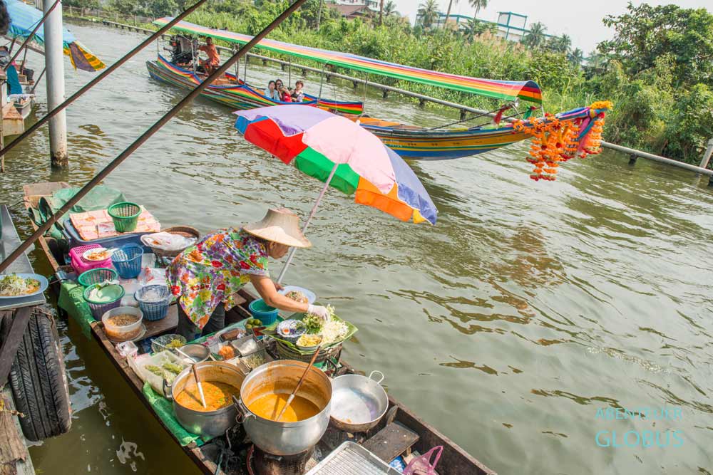 Mit dem Longtailboot zum schwimmenden Markt Taling Chan in Bangkok