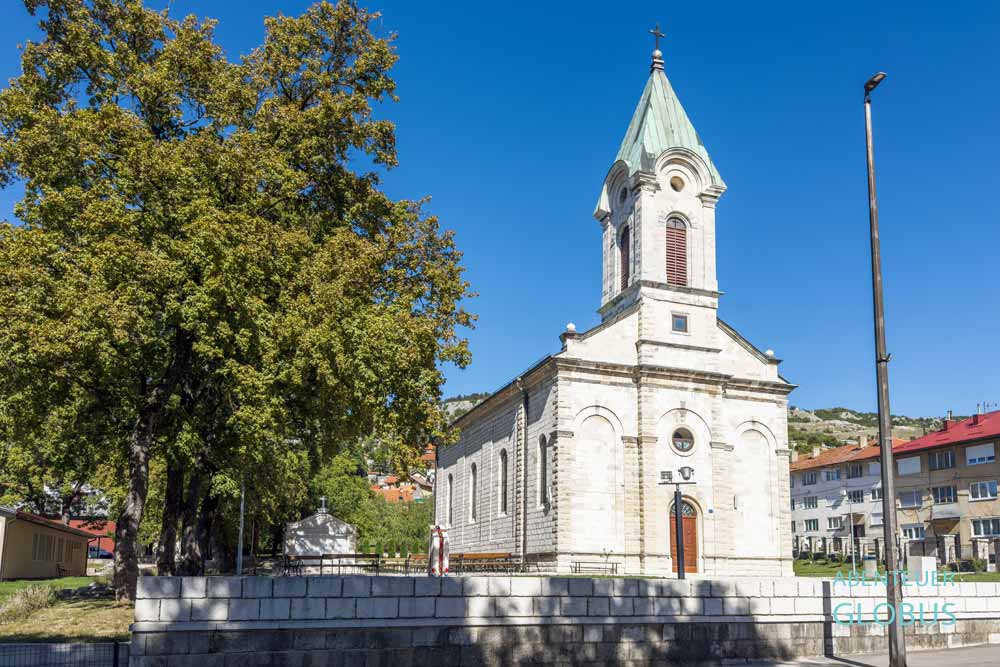Livno: Kirche der Allerheiligen (bosnisch: Katolicka Crkva Svih Svetih) gegenüber dem Stadtmarkt