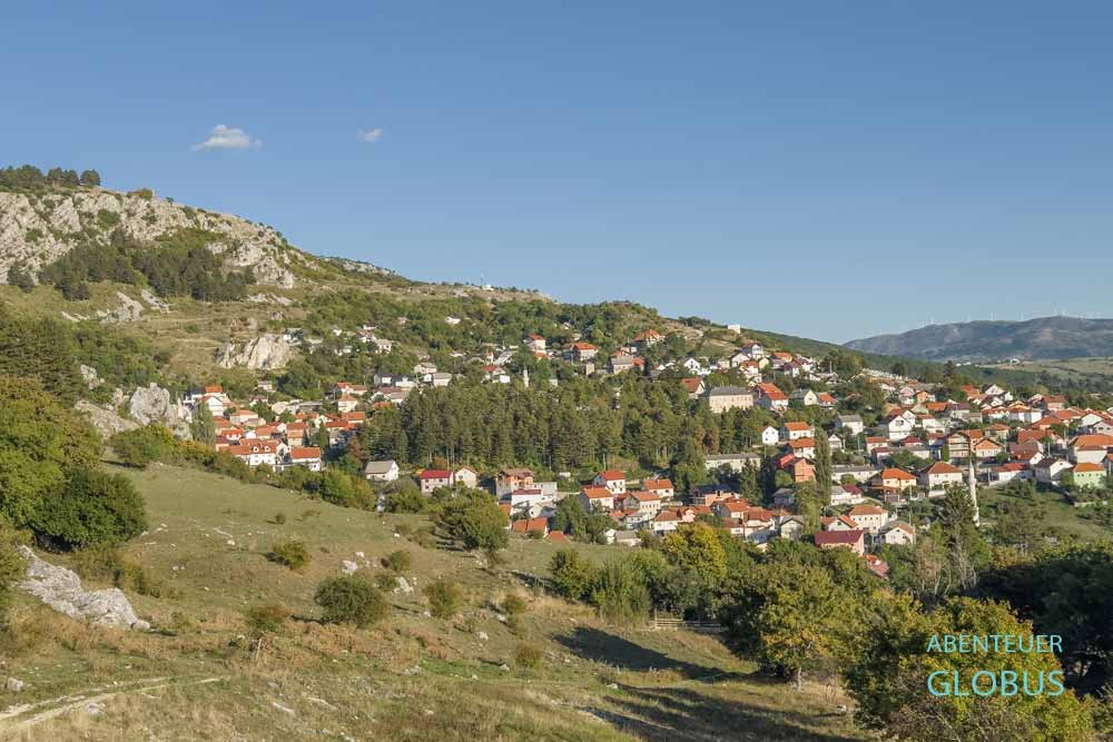 Aktivitäten in Livno, Wandern auf die Anhöhe Pijetlovo Brdo und Blick auf die Altstadt von Livno genießen.