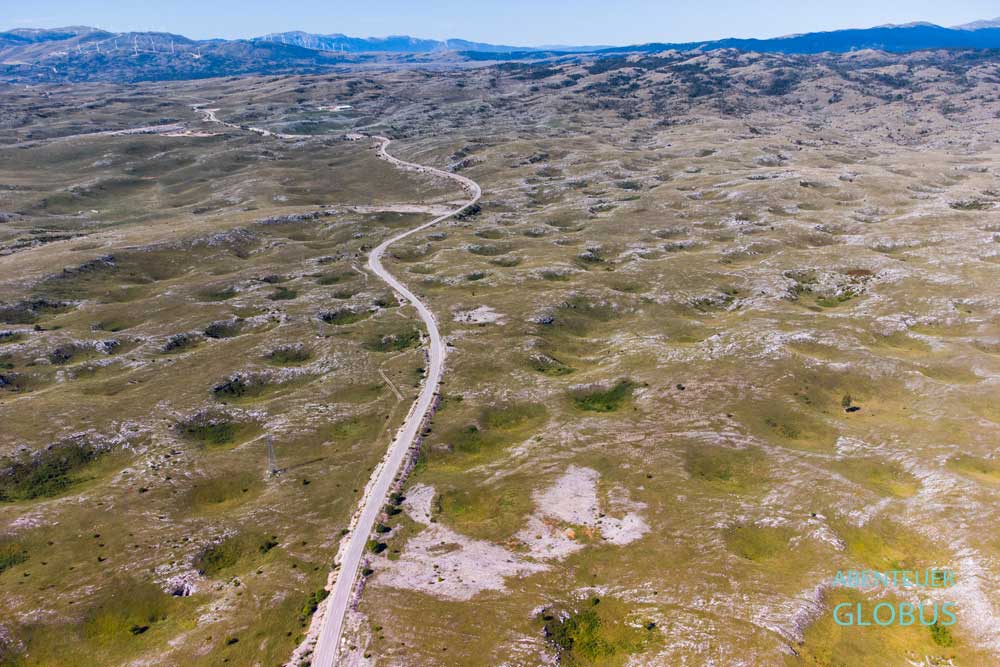 Anreise zum Rama-See: Landschaft mit Dolinen zwischen Livno und Ramsko Jezero