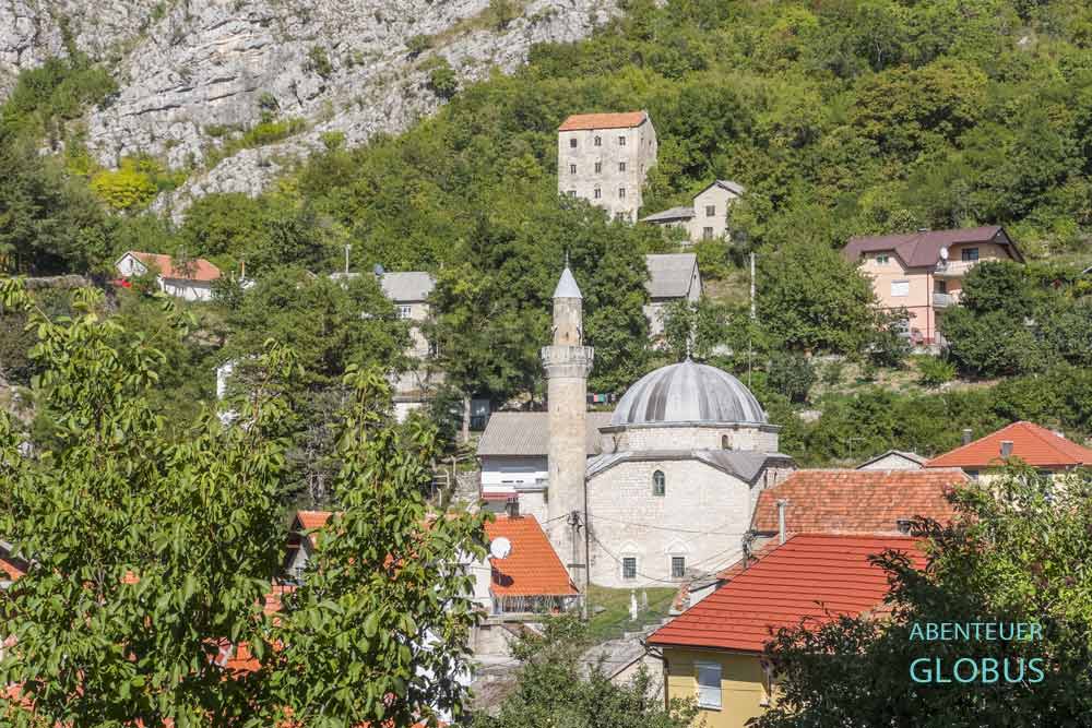 Altstadt von Livno: Balagusa Moschee (Balagija Dzamija) und der Pirijina Kula im Hintergrund