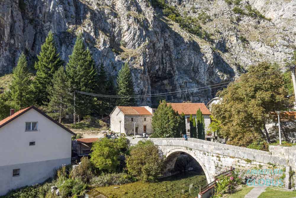 Sehenswürdigkeit in der Altstadt von Livno: Brücke Stari Most über dem Fluss Bistrica in der Nähe der Quelle Duman