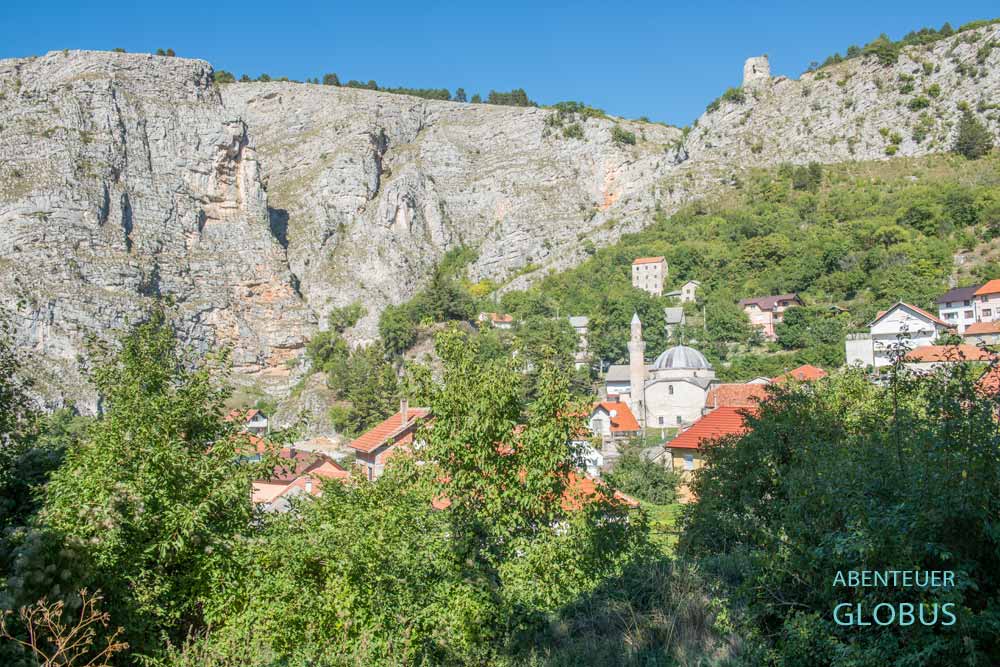 Die Altstadt von Livno liegt unterhalb der Felsklippe Crvenica.