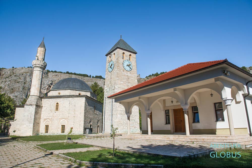 Sehenswürdigkeit in der Altstadt von Livno: Hadzi Ahmeta Dukatara Moschee und der viereckige Uhrturm Sahat Kula