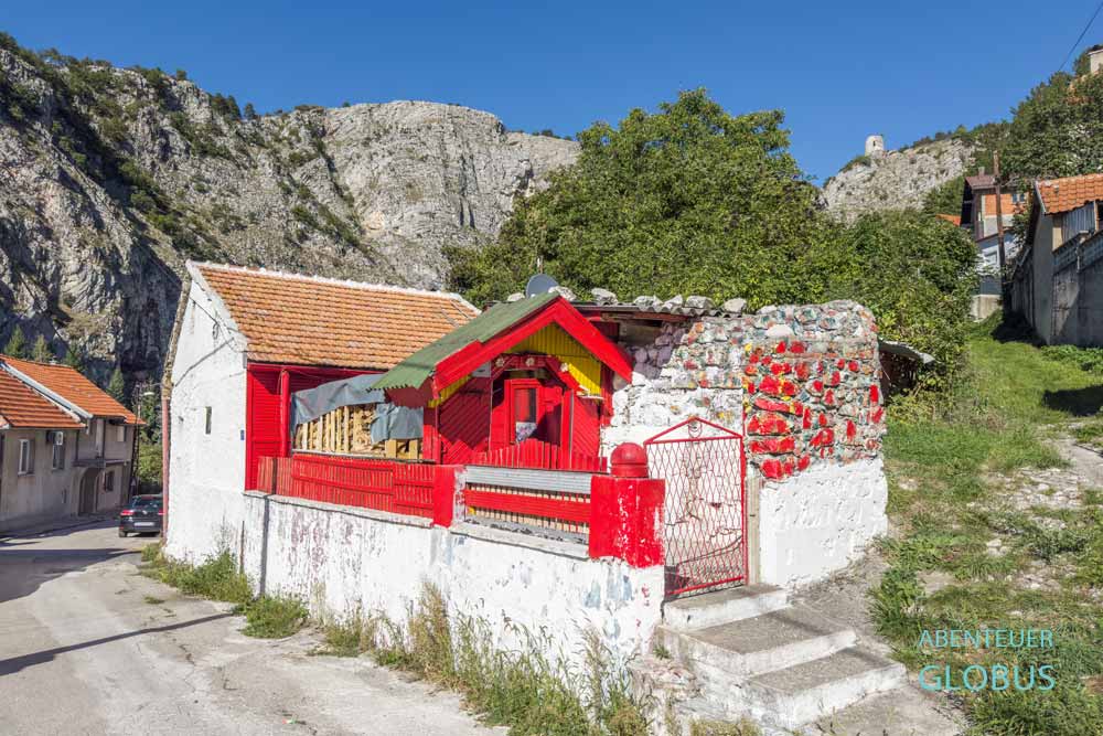 Haus in der Altstadt unterhalb der Karstklippe Crvenica