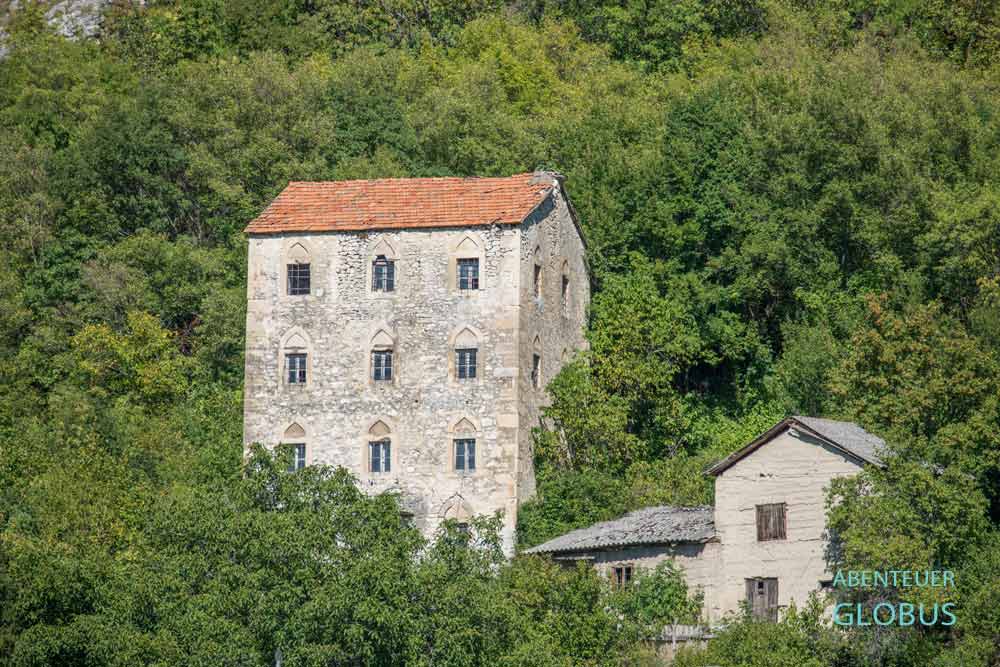 Altstadt von Livno: Pirijina Kula am Berghang