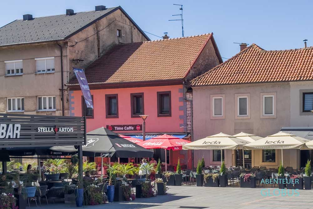 Livno: König-Tomislav-Platz (Trg Kralja Tomislava) mit Restaurants und Cafés