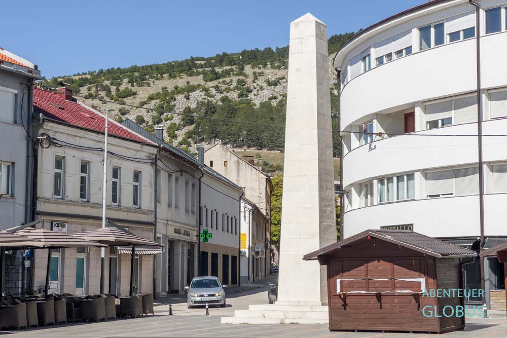 Der König-Tomislav-Platz (Trg Kralja Tomislava) mit seinem Obelisk liegt im Zentrum von Livno.