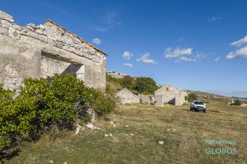 Karstplateau Kruzi: Häuser der Alten Molkerei Livno (Mjekara Livno)