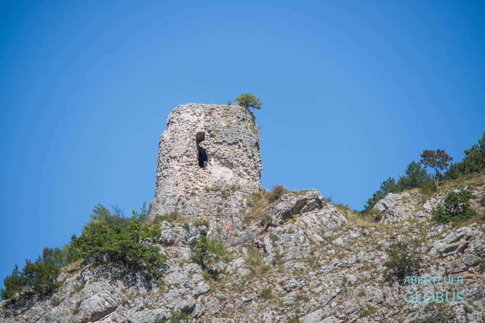 Reste einer Befestigungsanlage in Livno: Turm Velika Kula auf dem Karstplateau Basajkovac 