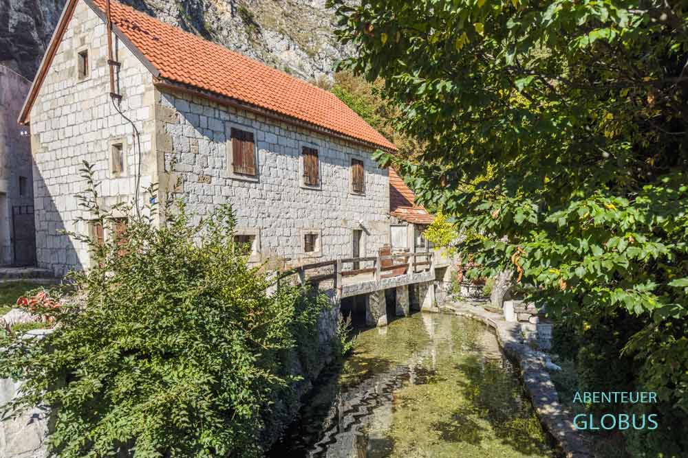 Alte Wassermühle über dem Fluss Bistrica nahe der Duman-Quelle