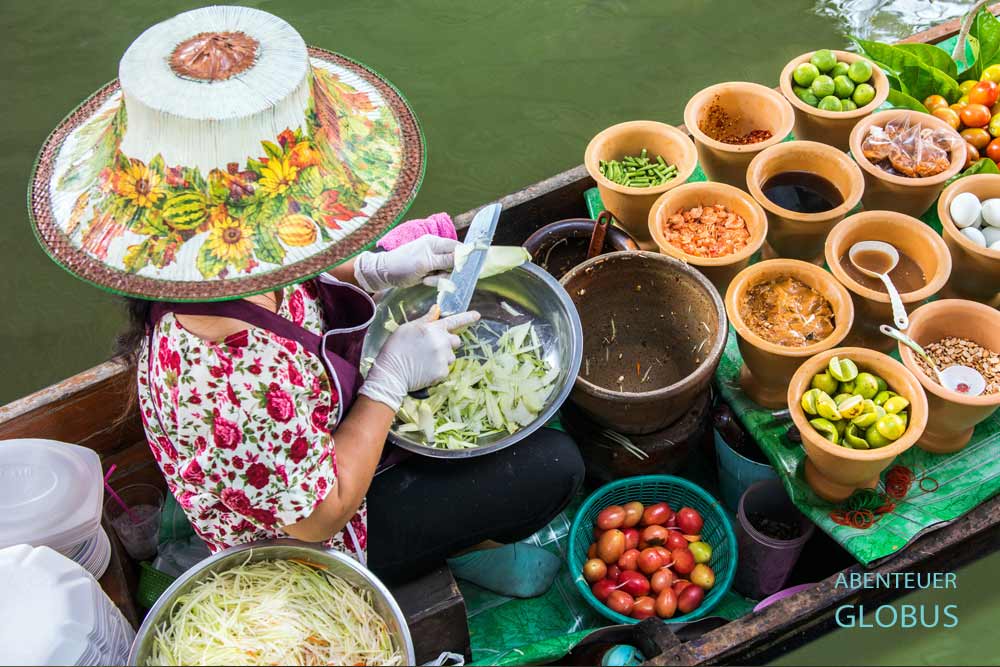 Khlong Lat Mayom Floating Market: Verkäuferin auf einem Holzboot