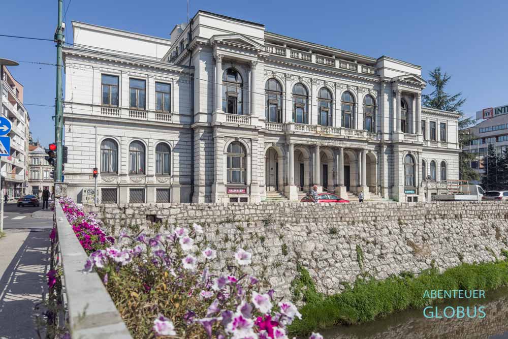 Kultur in Sarajevo erleben: Oper, Theater und Ballett im Nationaltheater Sarajevo am Fluss Miljacka