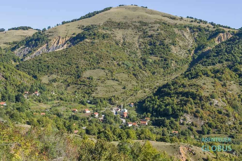 Anreise von Jablanica auf der Regionalstraße R419 zum Naturpark Blidinje: Blick auf das Dorf Socici