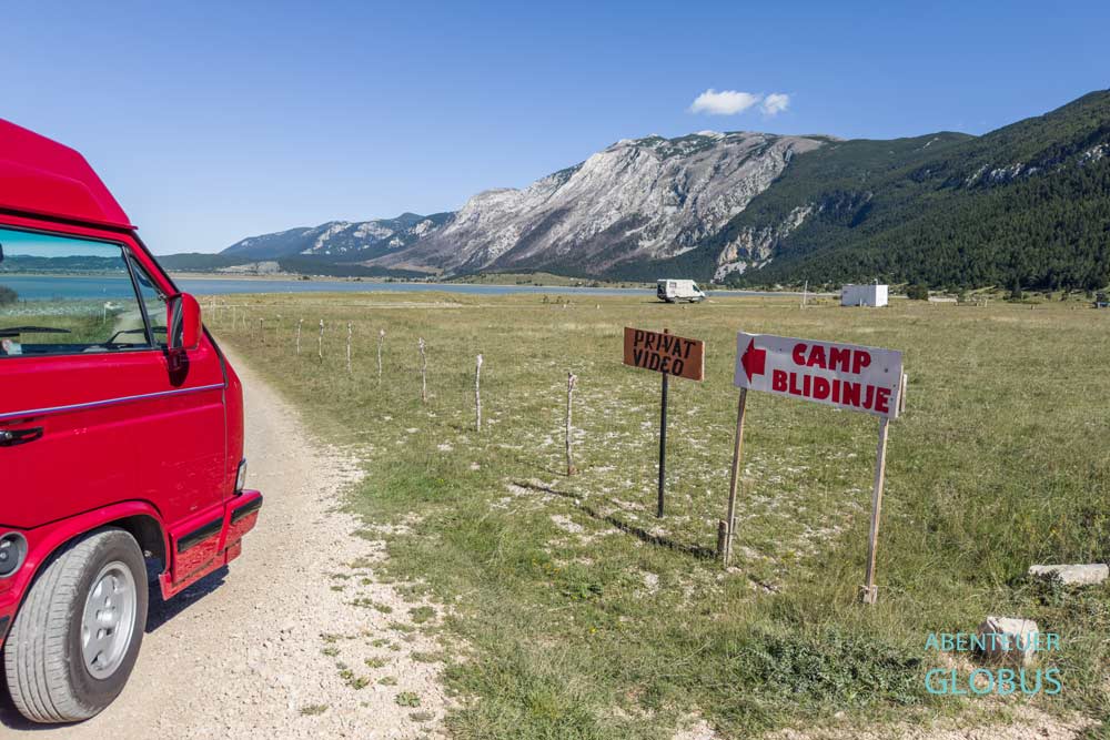 Naturpark Blidinje: In der Zufahrt zum Campingplatz Camp Blidinje am Blidinje-See biegt ein VW T3 Camper ein.