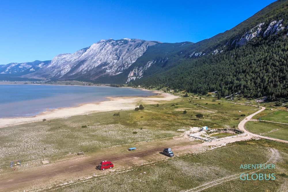 Zwei Campervans stehen auf dem Campingplatz Camp Blidinje am Blidinje-See im Naturpark Blidinje.