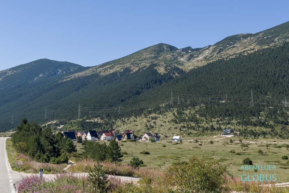 Naturpark Blidinje: Siedlung am Fuße des Karstmassivs Cvrsnica