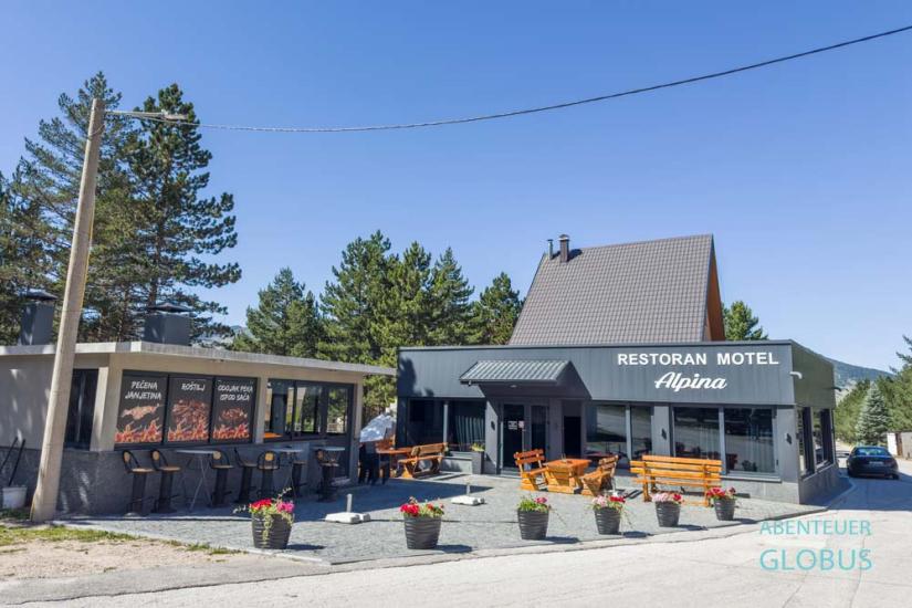 Motel Alpina mit Restaurant und Freisitz im Ort Risovac im Naturpark Blidinje
