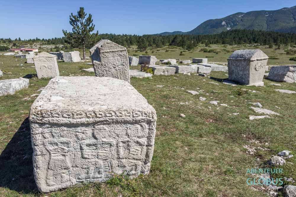Sehenswürdigkeit im Naturpark Blidinje: UNESCO-Weltkulturerbe Nekropola Dugo Polje (Friedhof der Bogomilen)