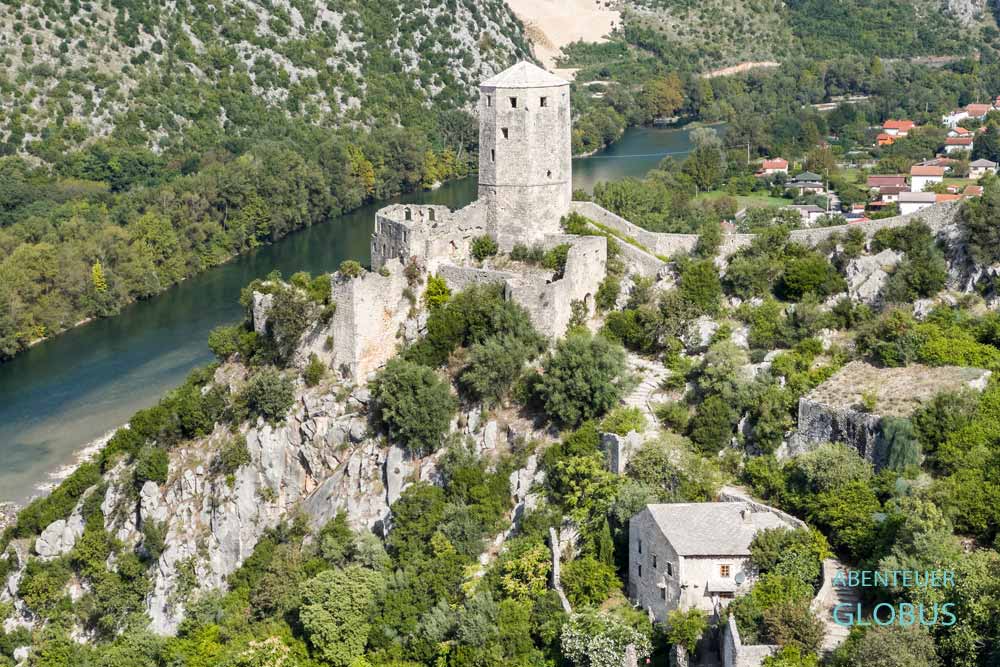 Festung Gavrankapetanovic über dem Fluss Neretva in Pocitelj