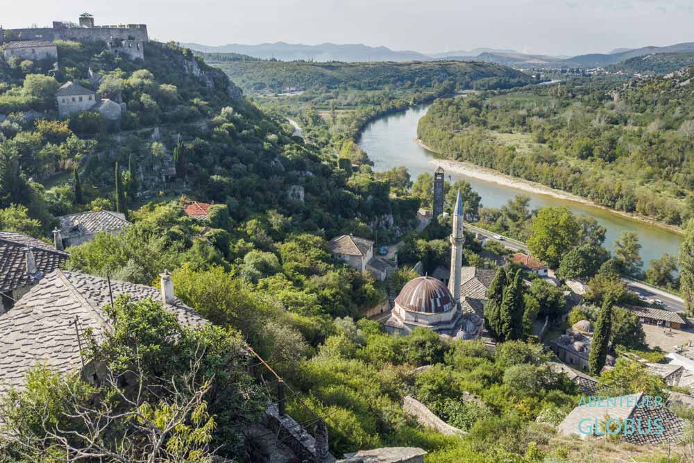 Sisman Ibrahim Pasina Moschee, Uhrtrum und Pashas-Tabija-Bastion in Pocitelj hoch über dem Fluss Neretva