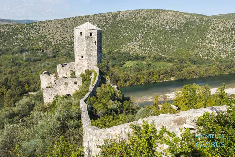 Mittelalterliches Dorf Pocitelj, Sehenswürdigkeit: Gavrankapetanovic Festung mit Gavrankapetanovic-Turm erhebt sich über der Neretva