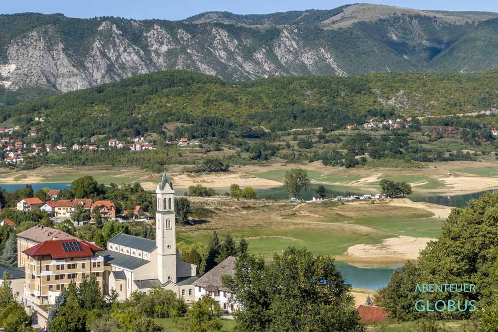 Ramsko Jezero (Rama-See) bei Prozor: Den Aussichtpunkt mit Bank gibt es oberhalb des Franziskanerklosters Rama-Scit.