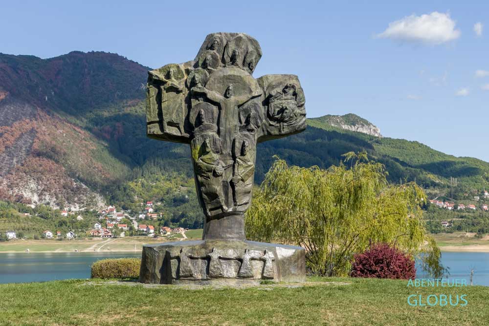 Ramsko Jezero, Halbinsel Scit, Franziskanerkloster Rama-Scit: Bronzekreuz (Bildhauer Mile Blazevic)